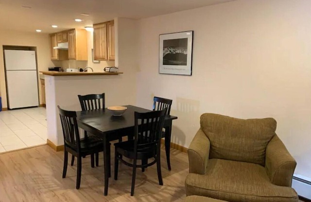 Cozy So Burlingame 2 bdrm. Close to I-5, OHSU, L&C