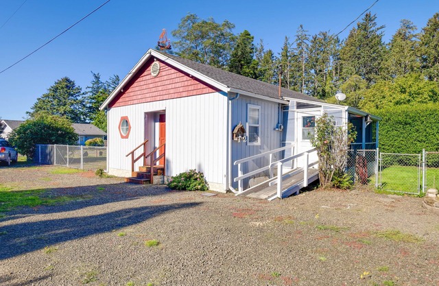 Cozy South Bend Retreat, Steps to Beach!