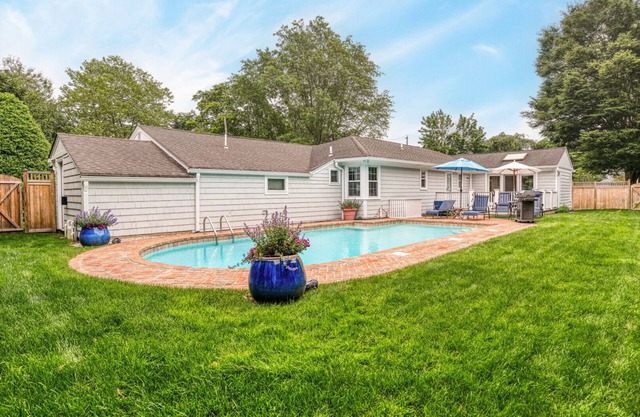 Cozy Southampton home, close to town, beaches, private pool, perfect for.