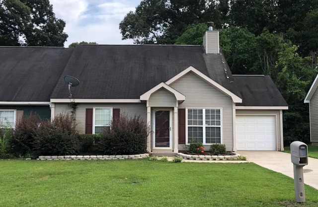 Cozy Southern "Ranch-Style" Townhome - Fully furnished with attached garage.