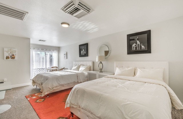 Cozy, spacious 4 bedroom house! Near strip!