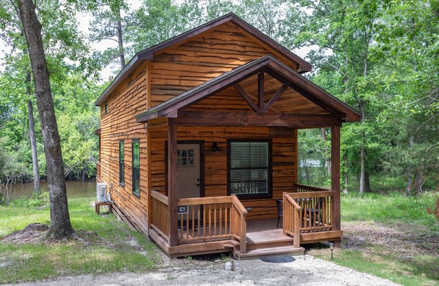 Cozy, Spacious, and Right on the Banks of Rocky Creek, Two Creeks Crossing Resort