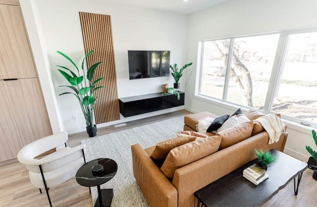 *Cozy & Spacious | Free Parking | 15 min Downtown*