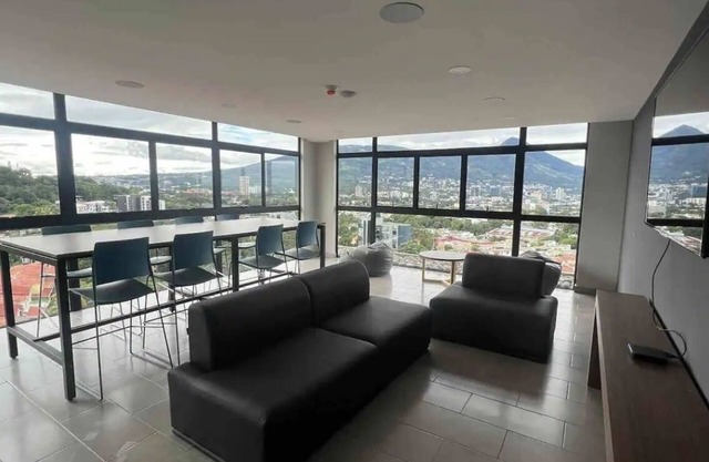 Cozy, Spacious 2Br Apt w/Mountainview. Parking, Gym & Pool