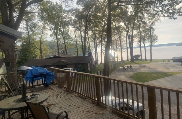 Cozy & Spacious Toledo Bend retreat