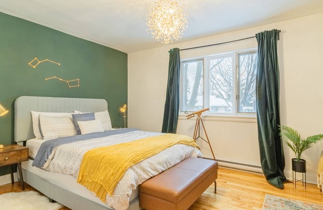 Cozy split-level heritage home nestled in Montreal Island - 10 min walk to metro
