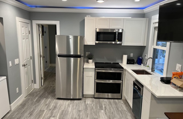 Cozy spot next to Duval with swim spa - 2bed/2bath