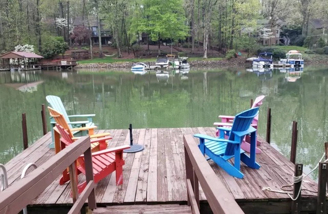 Cozy, sprawling lakefront house on cove for family fun and entertaining!
