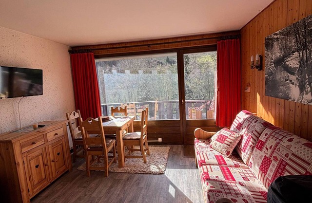 Cozy studio near ski slopes with parking and ski rack