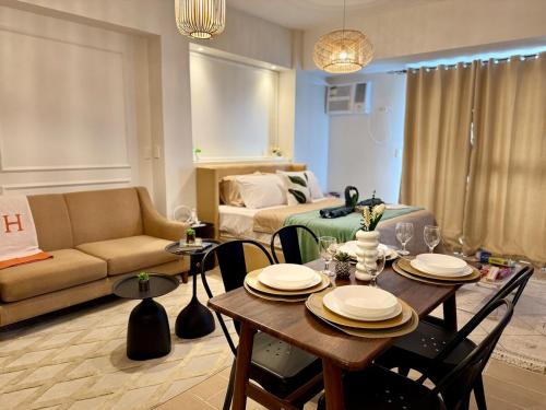 Cozy Staycation Venice with Balcony Mckinley near Bgc
