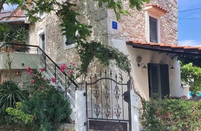 Cozy stone house with fireplace, pool, great beaches and hiking trails nearby