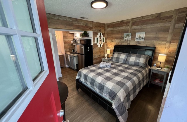 Cozy Studio Apartment, free parking, close to airport.