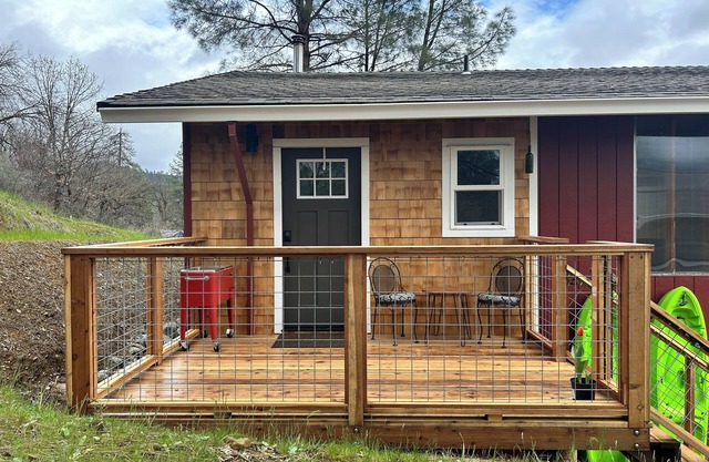 Cozy studio close to Weaver Basin Trail System and downtown.