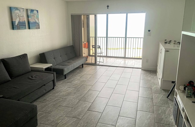 Cozy studio condo with beachview and shared pool, hot tub, & tennis courts