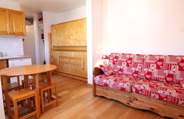 Cozy Studio for 4 in L'Alpe d'Huez with Ski Access and Mountain Views
