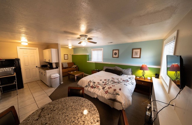 Cozy Studio (Fully-stocked) King-size Bed in Quiet Neighborhood