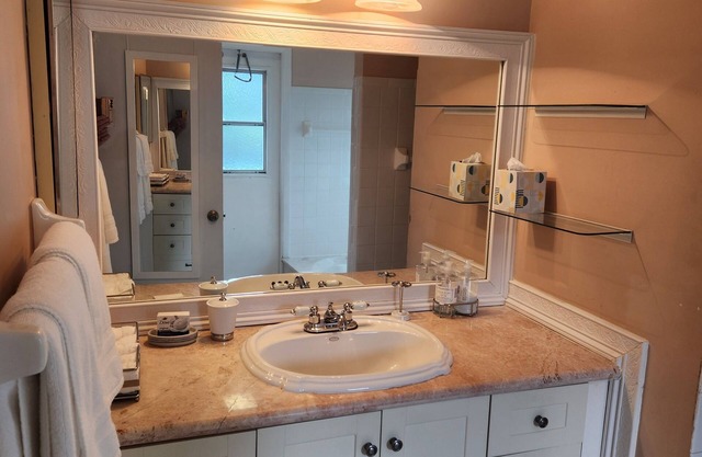 Cozy studio in charming Coconut Creek with WiFi and AC