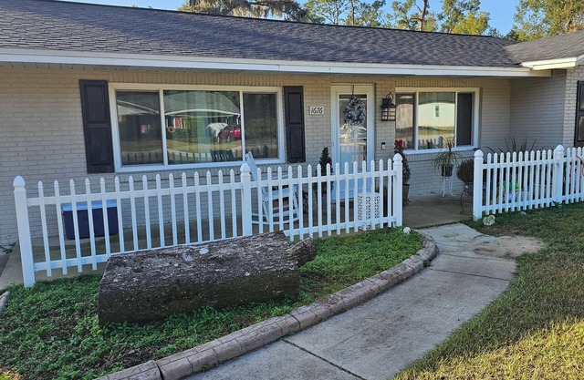 Cozy studio in nice DeLand with AC, WiFi