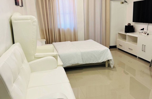 Cozy Studio in Parañaque - Perfect for Transients and Long-Stayers Alike
