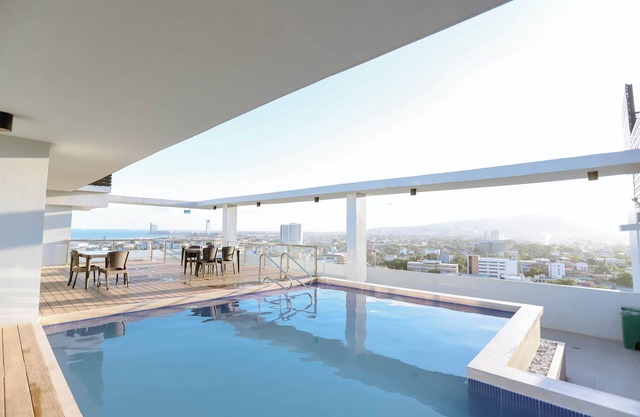 Cozy Studio in the Heart of Cebu with Rooftop Pool & View