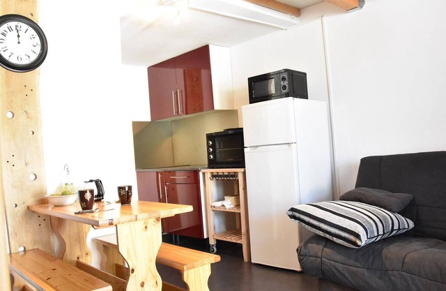 Cozy Studio Mezzanine with A/C, BBQ, Near Beach & Shops - Sleeps 4, Gruissan