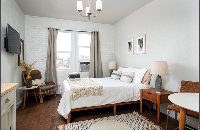 Cozy Studio Near Downtown LA's Top Attractions!