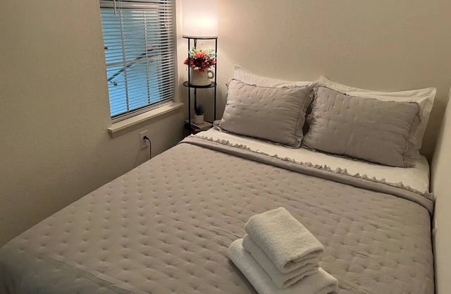 ✮Cozy Studio Near Downtown w/Queen Bed & Parking✮