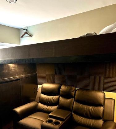 Cozy Studio near Nuvali, Enchanted Kingdom - Private Cinema with Netflix & Disney Plus with Free Pool Access