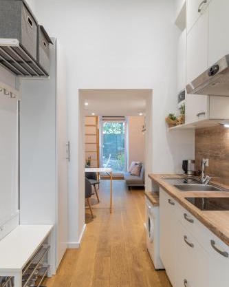 Cozy studio, private garden, 8 min to city center