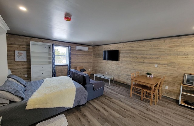 Cozy Studio Suite, close to walking trail and golfing!