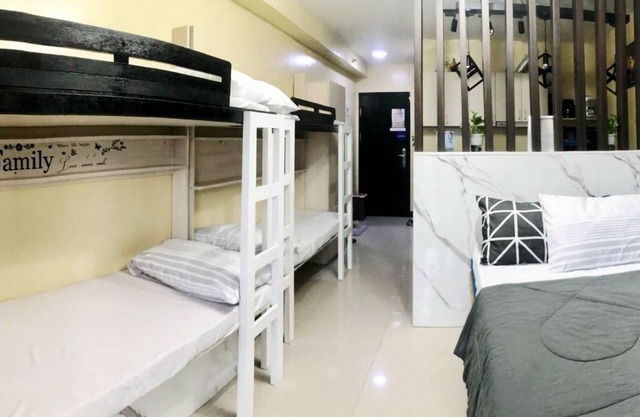 Cozy Studio Unit Near Airport: Ideal for 2-6 pax.Balcony and complete amenities