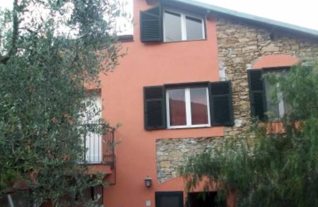 Cozy studio with large terrace overlooking the countryside a few kilometers from the sea. Typical residence