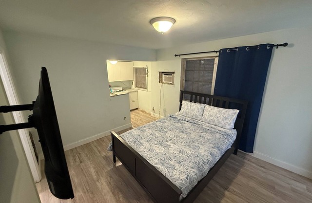 Cozy studio with WiFi and AC in marvelous Hollywood