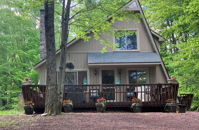 Cozy, Stylish 3-Bedroom Mid-Century Chalet in Pocono Pines' Lake Naomi