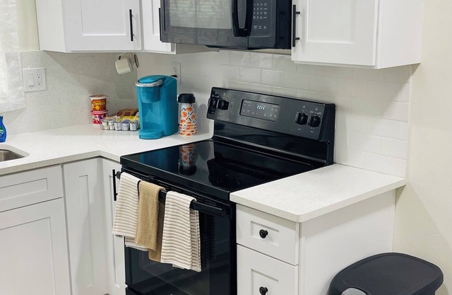 Cozy, Stylish, Guest home 2 min Away from Famous Tampa theme parks!