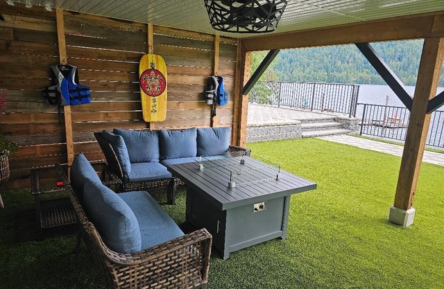 Cozy suite for two on Sproat Lake, footsteps away from the beach.