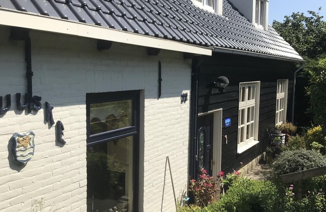 Cozy sunny apartment, 2 pax with large garden, near Grevelingen sea, WiFi