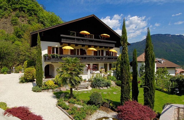 Cozy sunny apartment with balcony garden view. Central location in Nals