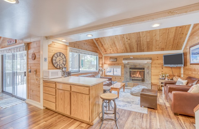 Cozy Sunriver Home Close to SHARC with SHARC Passes, Bikes, and Dogs Ok!