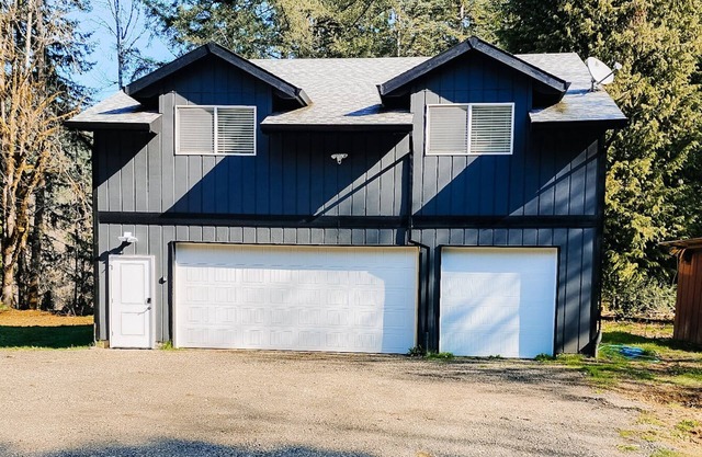 Cozy Super Barn Studio with pool table, king beds. 30 minutes from ski resort.