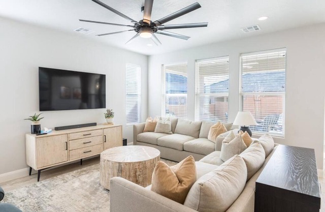 Cozy Sweet Retreat Brand New Private Home w Spa Game Room and Firepit