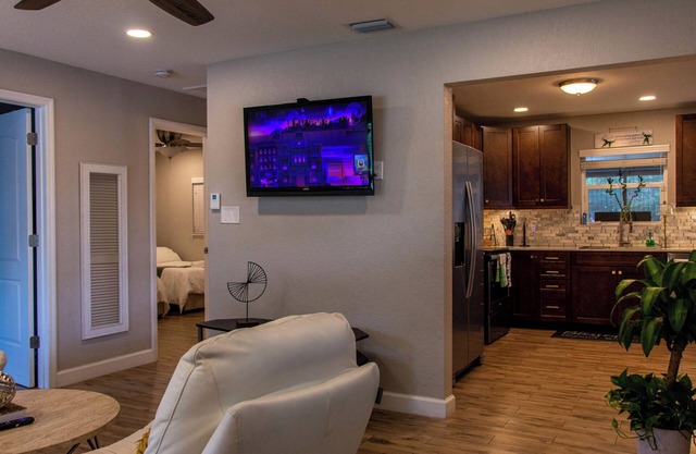 “Cozy Sweet Summer Home close to the beaches, stadium, airportnAn entertainment”