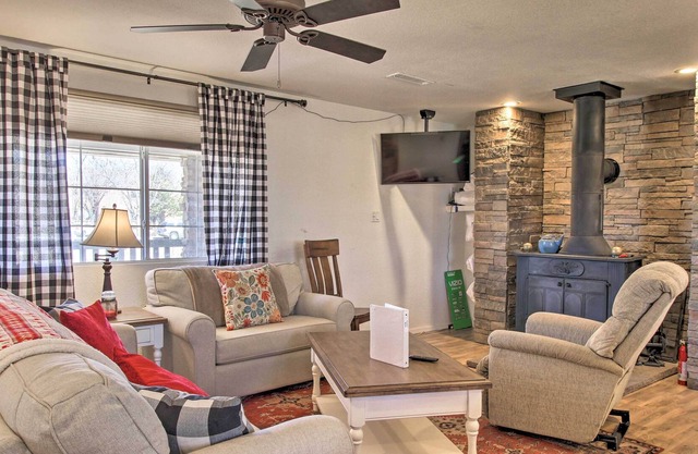 Cozy Taylor Home w/ Fireplace - Hiking Nearby