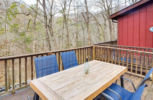 Cozy Tennessee Cabin w/Deck, Grill & Fireplace!