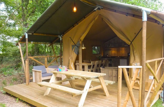 Cozy tent lodge with microwave, in a holiday park near three national parks