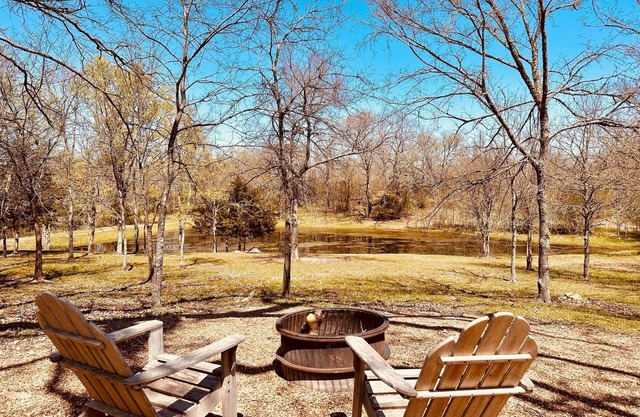 Cozy tiny cabin, kitchenette, private pond for fishing, near lake