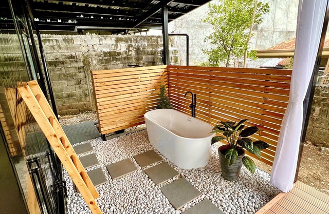 Cozy Tiny Home in Davao City center with Outdoor Hot Tub
