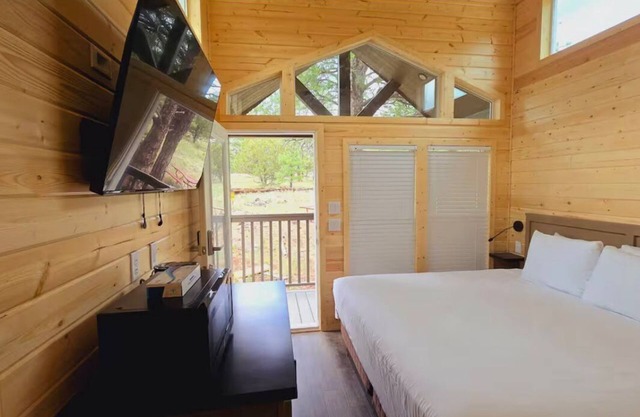 Cozy Tiny Home King Room #21B