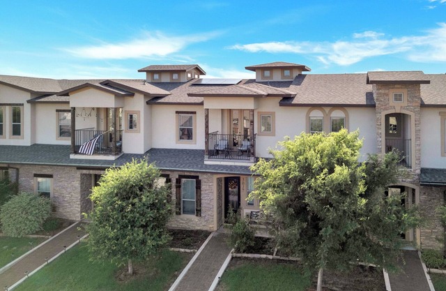 Cozy Townhome just minutes away from UNT, TWU & Downtown Denton. Pet Friendly!