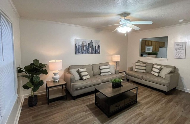 COZY TOWNHOME MINUTES TO DINING & SHOPPING